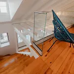 Apartament Historic Castle Mezzanine Steps From The Entrance By Nestatlisbon