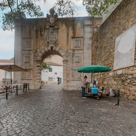 Apartamento Historic Castle Mezzanine Steps From The Entrance By Nestatlisbon