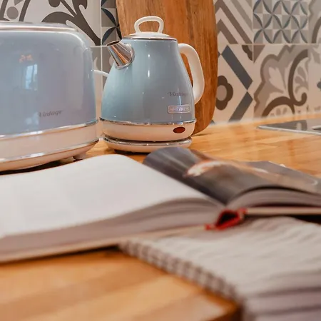 Stylish Getaway In A Mezzanine Flat By The Castle Apartman Lisboa