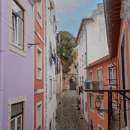 Stylish Getaway In A Mezzanine Flat By The Castle Lisboa