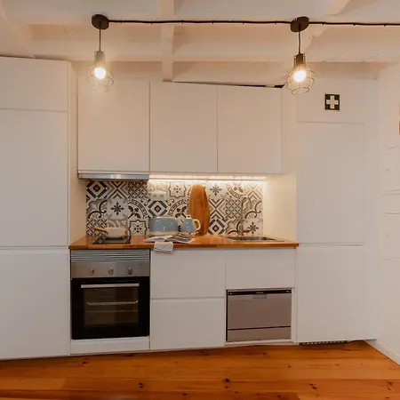 Stylish Getaway In A Mezzanine Flat By The Castle * Lisbon