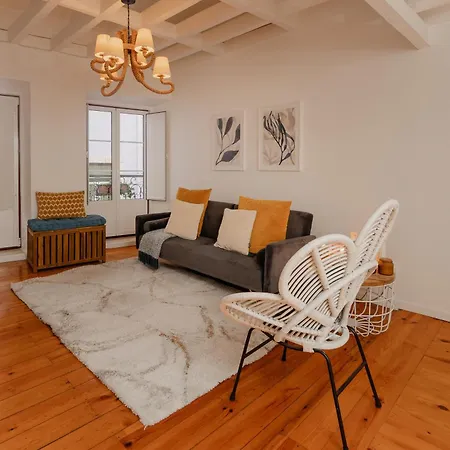 Stylish Getaway In A Mezzanine Flat By The Castle Apartment *