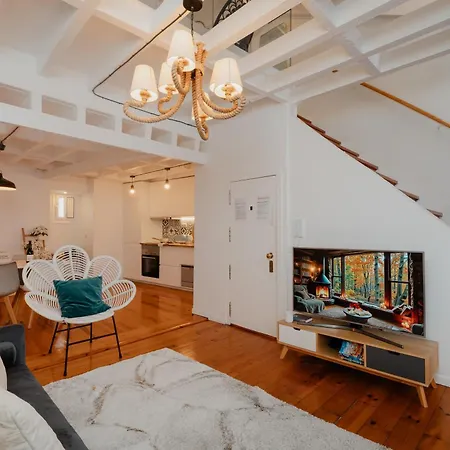 Апартаменты Stylish Getaway In A Mezzanine Flat By The Castle *