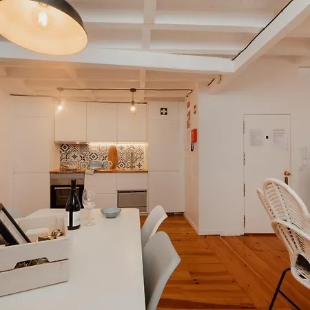 Apartment Stylish Getaway In A Mezzanine Flat By The Castle Lisbon