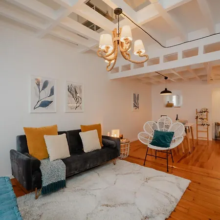 Stylish Getaway In A Mezzanine Flat By The Castle * Lisbon