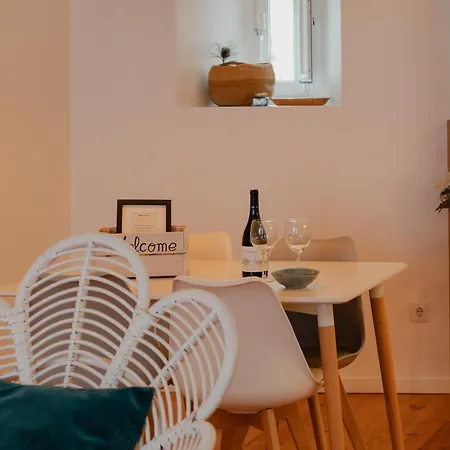 Stylish Getaway In A Mezzanine Flat By The Castle Apartment