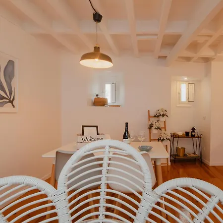 Apartamento Historic Castle Mezzanine Steps From The Entrance By Nestatlisbon