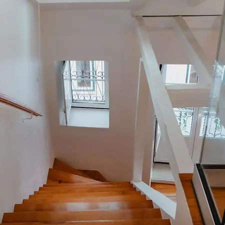 Apartment Stylish Getaway In A Mezzanine Flat By The Castle Lisbon