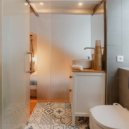 Stylish Getaway In A Mezzanine Flat By The Castle Apartman *