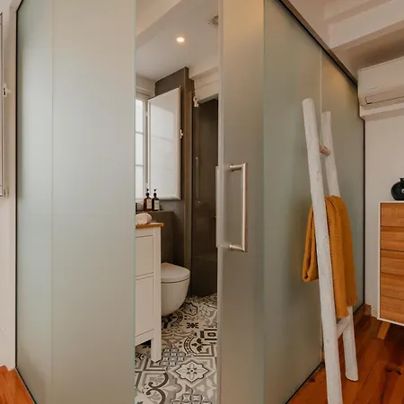 Stylish Getaway In A Mezzanine Flat By The Castle Апартаменты Лиссабон