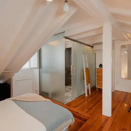 Stylish Getaway In A Mezzanine Flat By The Castle Лиссабон