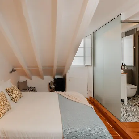 Stylish Getaway In A Mezzanine Flat By The Castle