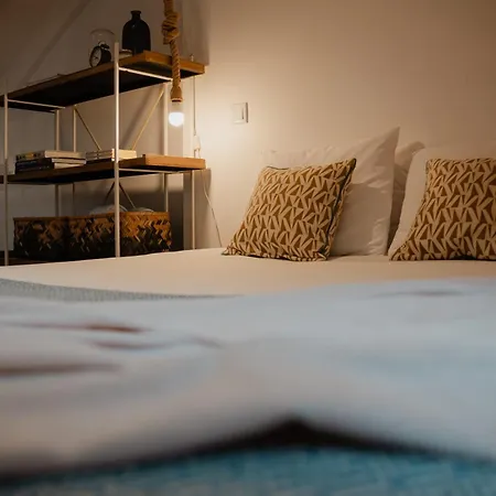Stylish Getaway In A Mezzanine Flat By The Castle Apartment