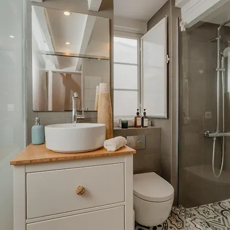 Апартаменты Stylish Getaway In A Mezzanine Flat By The Castle