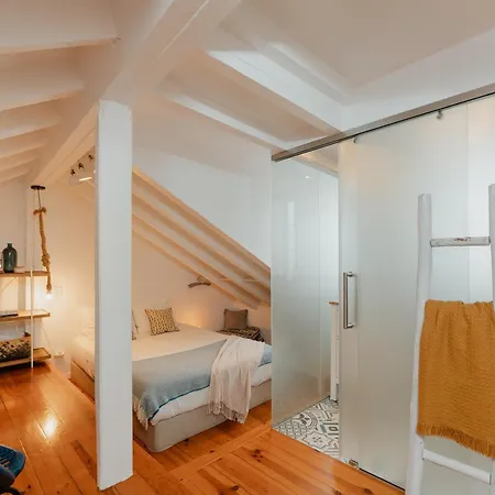 Апартаменты Stylish Getaway In A Mezzanine Flat By The Castle *