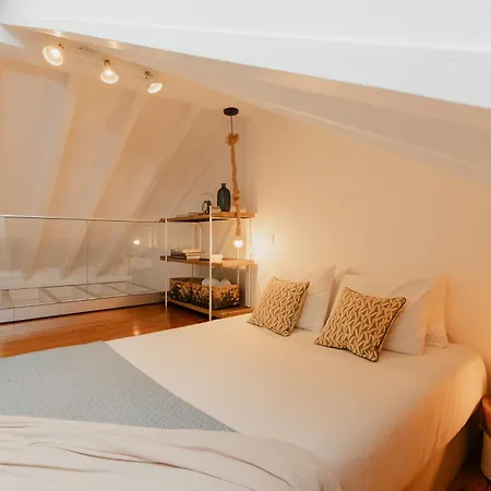 Apartamento Historic Castle Mezzanine Steps From The Entrance By Nestatlisbon *