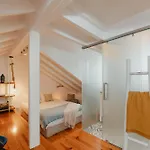 Apartamento Historic Castle Mezzanine Steps From The Entrance By Nestatlisbon *