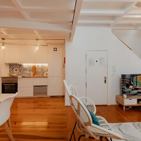 Appartement Stylish Getaway In A Mezzanine Flat By The Castle Lissabon