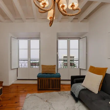 Stylish Getaway In A Mezzanine Flat By The Castle