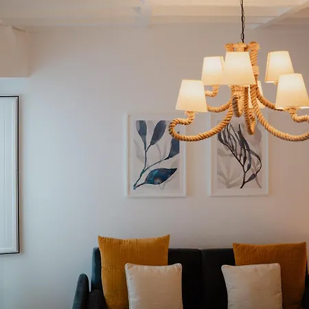 Stylish Getaway In A Mezzanine Flat By The Castle