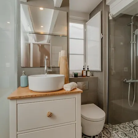 Stylish Getaway In A Mezzanine Flat By The Castle * Lissabon